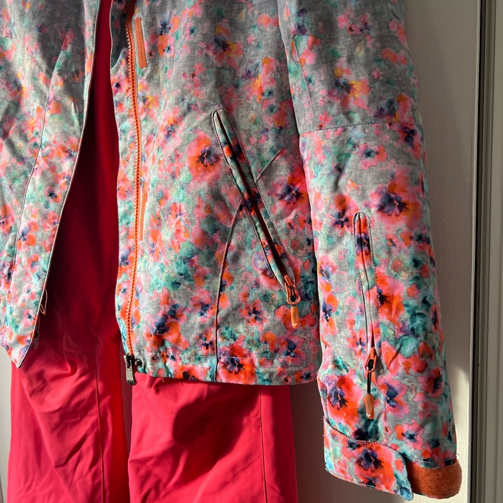 Ski pants + jacket. Excellent condition, size S.